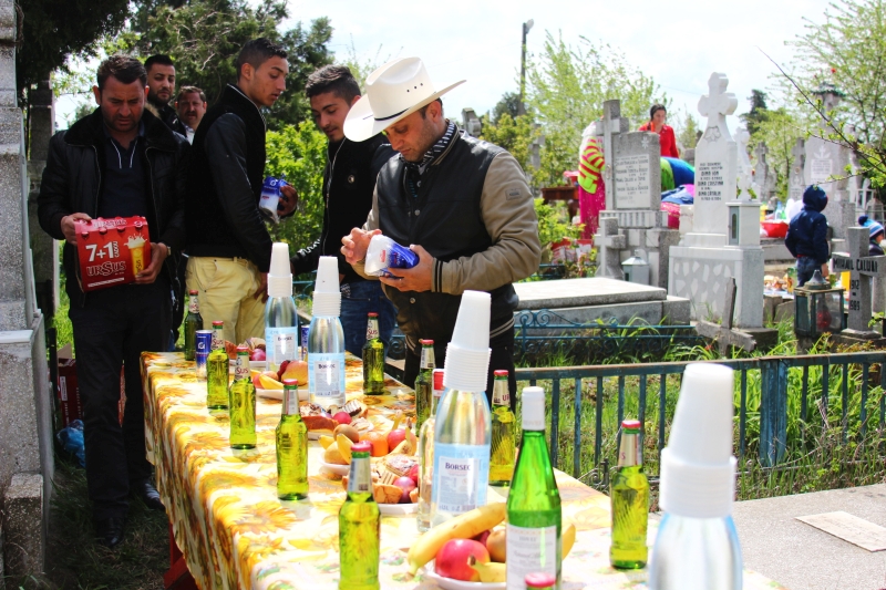 de pastele blajinilor romii din constanta au afumat mormintele cum cere traditia 542575 de pastele blajinilor romii din constanta au afumat mormintele cum cere traditia 542575