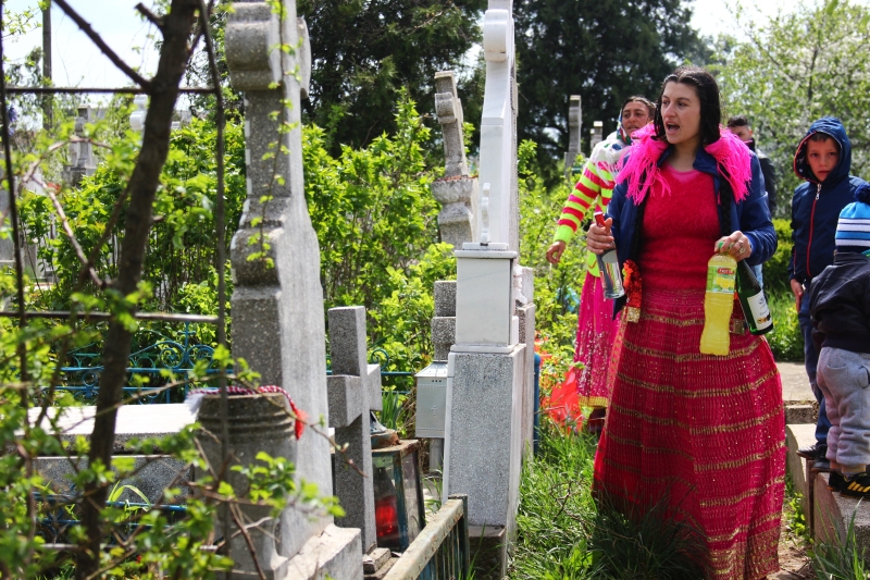 de pastele blajinilor romii din constanta au afumat mormintele cum cere traditia 542575 de pastele blajinilor romii din constanta au afumat mormintele cum cere traditia 542575