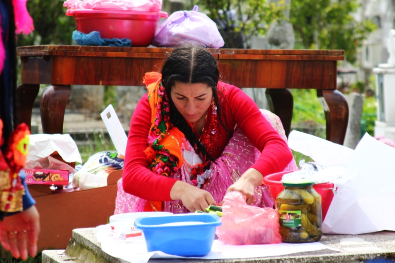 de pastele blajinilor romii din constanta au afumat mormintele cum cere traditia 542575 de pastele blajinilor romii din constanta au afumat mormintele cum cere traditia 542575