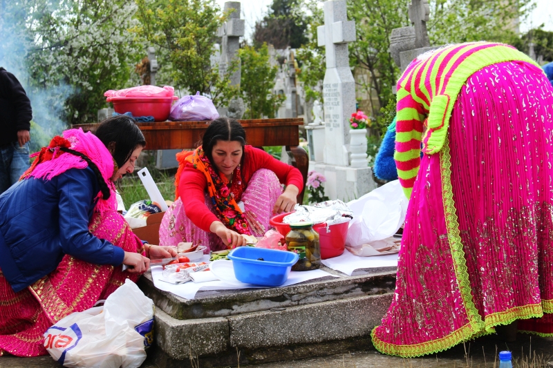de pastele blajinilor romii din constanta au afumat mormintele cum cere traditia 542575 de pastele blajinilor romii din constanta au afumat mormintele cum cere traditia 542575