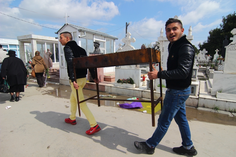 de pastele blajinilor romii din constanta au afumat mormintele cum cere traditia 542575 de pastele blajinilor romii din constanta au afumat mormintele cum cere traditia 542575