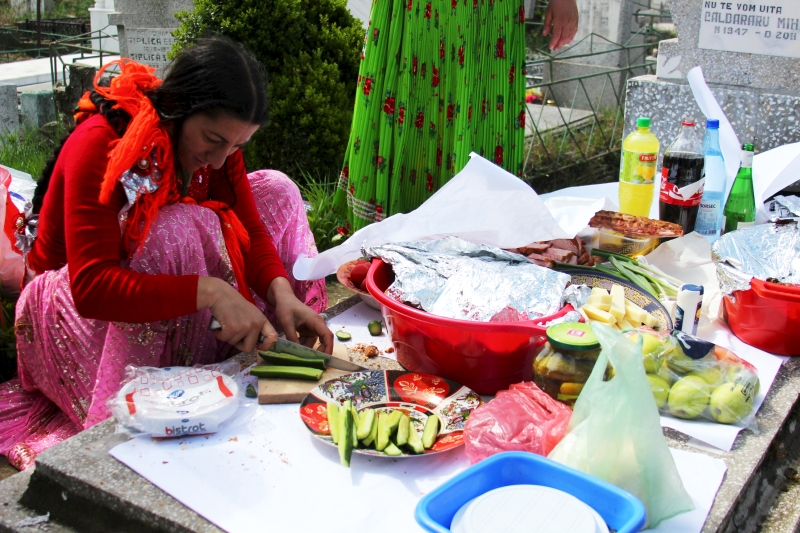 de pastele blajinilor romii din constanta au afumat mormintele cum cere traditia 542575 de pastele blajinilor romii din constanta au afumat mormintele cum cere traditia 542575