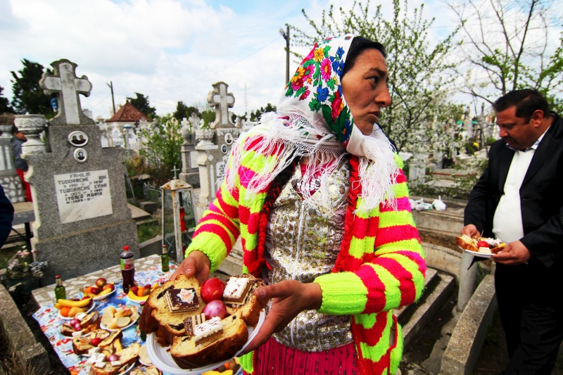 de pastele blajinilor romii din constanta au afumat mormintele cum cere traditia 542575 de pastele blajinilor romii din constanta au afumat mormintele cum cere traditia 542575