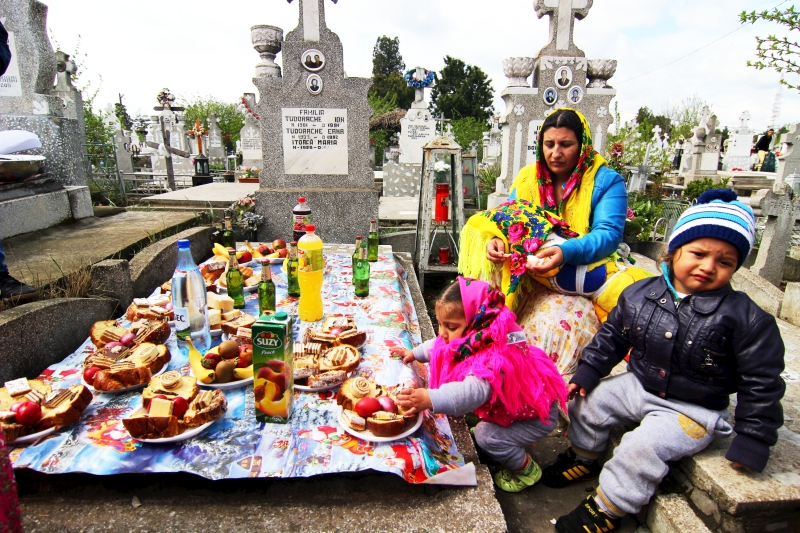 de pastele blajinilor romii din constanta au afumat mormintele cum cere traditia 542575 de pastele blajinilor romii din constanta au afumat mormintele cum cere traditia 542575