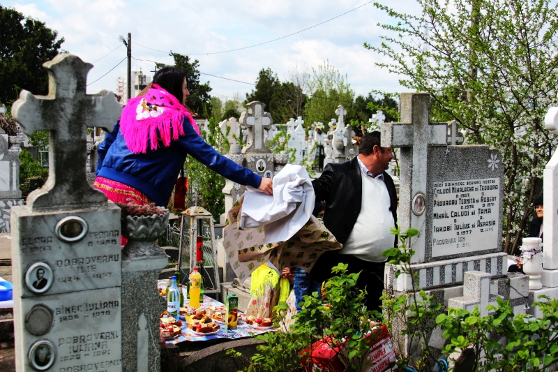 de pastele blajinilor romii din constanta au afumat mormintele cum cere traditia 542575 de pastele blajinilor romii din constanta au afumat mormintele cum cere traditia 542575