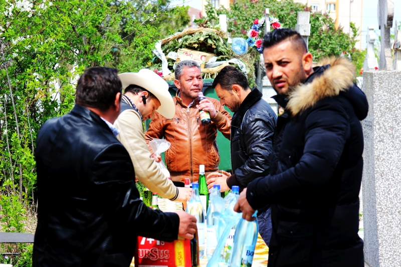 de pastele blajinilor romii din constanta au afumat mormintele cum cere traditia 542575 de pastele blajinilor romii din constanta au afumat mormintele cum cere traditia 542575