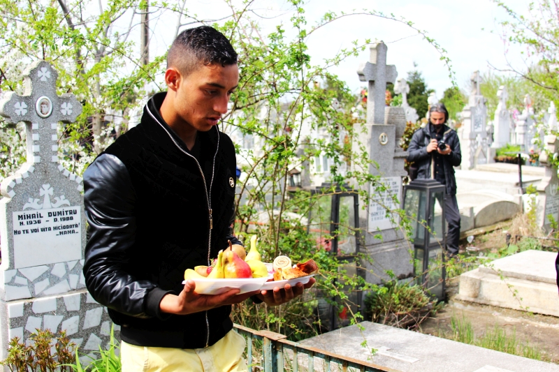 de pastele blajinilor romii din constanta au afumat mormintele cum cere traditia 542575 de pastele blajinilor romii din constanta au afumat mormintele cum cere traditia 542575