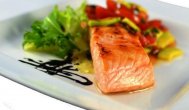 ecuisine.ro  Somon la gratar cu rosii si avocado