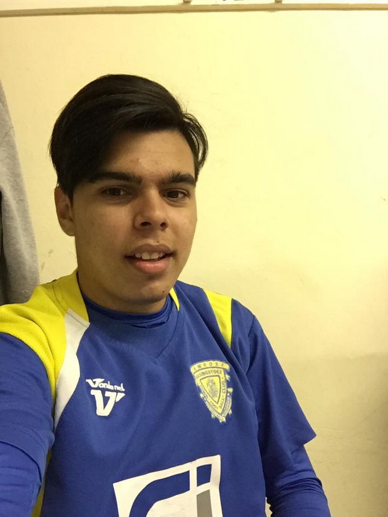 fostul golgheter al farului s a mutat cu familia in anglia baiatul lui banica oprea joaca impotriva lui fostul golgheter al farului s a mutat cu familia in anglia baiatul lui banica oprea joaca impotriva lui