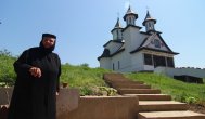 Maica stareţă a renunţat la învăţământ ca să crească orfani Mănăstirea Strunga - Casa Domnului din cuibul şerpilor şi tărâmul ciulinilor (galerie foto+video) 
