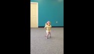 Funny video Cea mai mica si draguta dansatoare, are doar doi ani