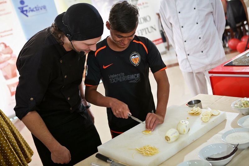 asociatia united hands romania a daruit zambete dulci pentru copiii centrelor de plasament galerie foto asociatia united hands romania a daruit zambete dulci pentru copiii centrelor de plasament galerie foto