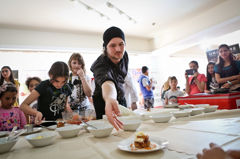 asociatia united hands romania a daruit zambete dulci pentru copiii centrelor de plasament galerie foto asociatia united hands romania a daruit zambete dulci pentru copiii centrelor de plasament galerie foto