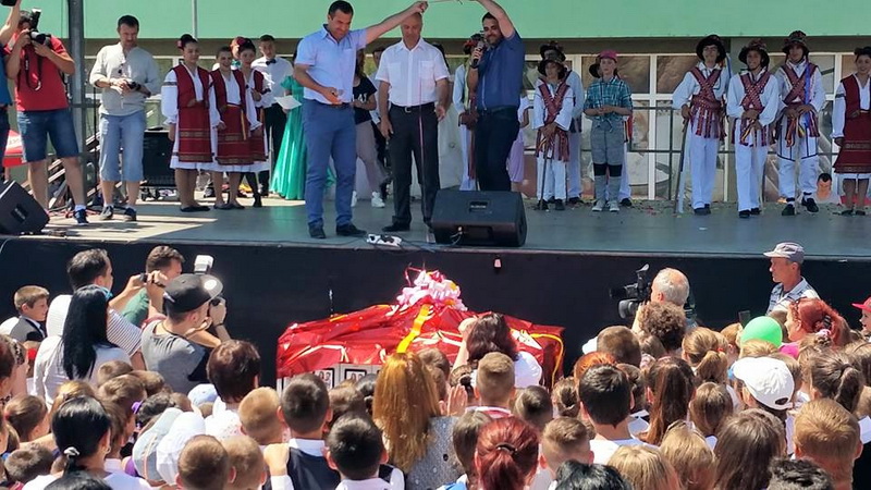 viitorul unei natiuni depinde de nivelul de educatie primarul valentin vrabie a oferit 500 de tablete viitorul unei natiuni depinde de nivelul de educatie primarul valentin vrabie a oferit 500 de tablete