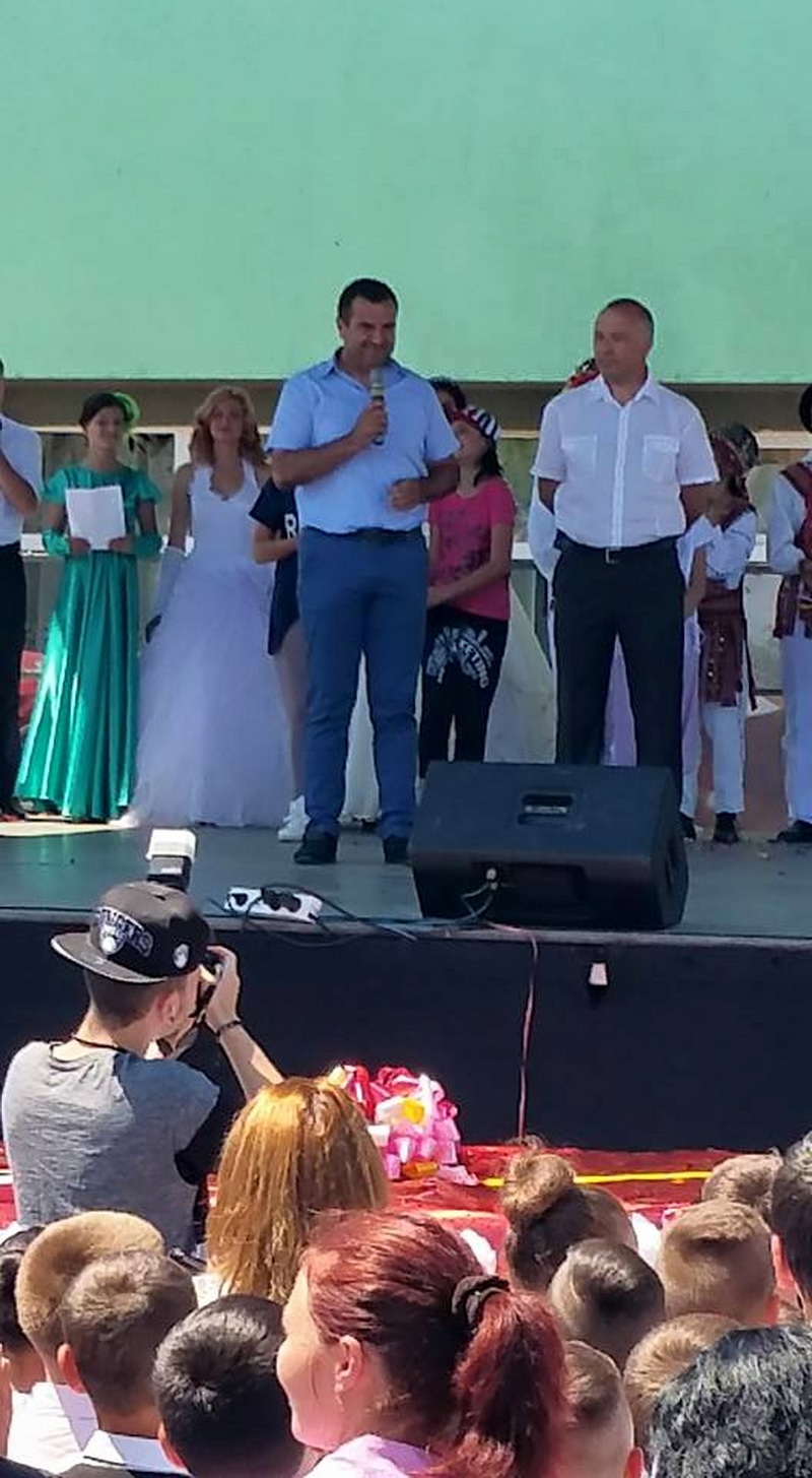 viitorul unei natiuni depinde de nivelul de educatie primarul valentin vrabie a oferit 500 de tablete viitorul unei natiuni depinde de nivelul de educatie primarul valentin vrabie a oferit 500 de tablete