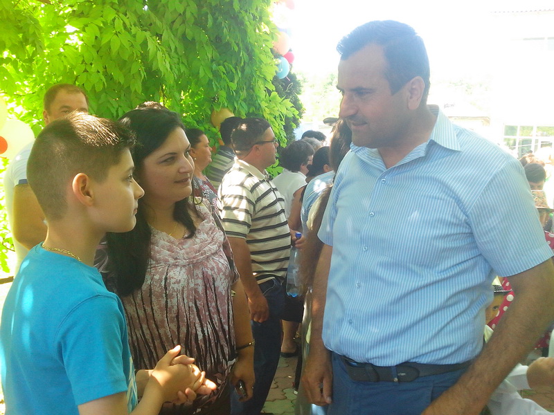 viitorul unei natiuni depinde de nivelul de educatie primarul valentin vrabie a oferit 500 de tablete viitorul unei natiuni depinde de nivelul de educatie primarul valentin vrabie a oferit 500 de tablete