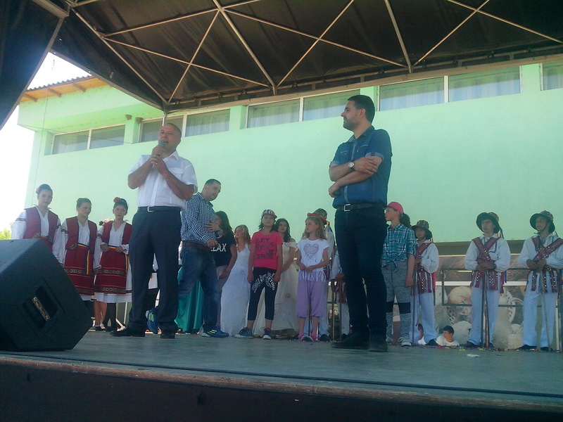 viitorul unei natiuni depinde de nivelul de educatie primarul valentin vrabie a oferit 500 de tablete viitorul unei natiuni depinde de nivelul de educatie primarul valentin vrabie a oferit 500 de tablete