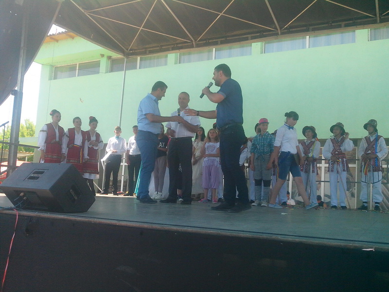 viitorul unei natiuni depinde de nivelul de educatie primarul valentin vrabie a oferit 500 de tablete viitorul unei natiuni depinde de nivelul de educatie primarul valentin vrabie a oferit 500 de tablete