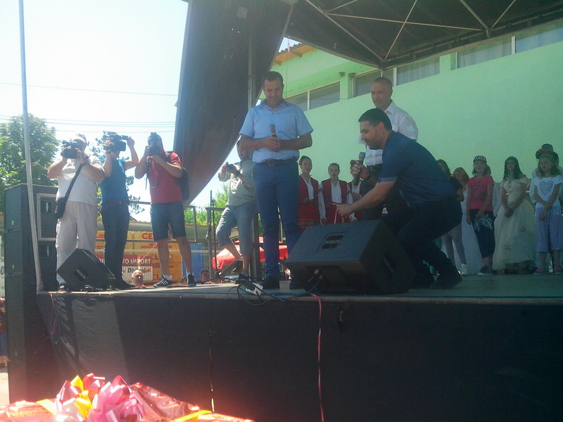 viitorul unei natiuni depinde de nivelul de educatie primarul valentin vrabie a oferit 500 de tablete viitorul unei natiuni depinde de nivelul de educatie primarul valentin vrabie a oferit 500 de tablete