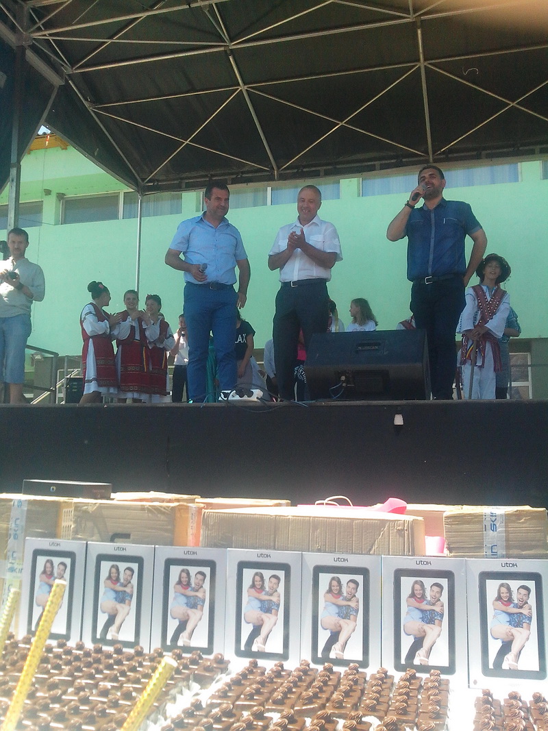 viitorul unei natiuni depinde de nivelul de educatie primarul valentin vrabie a oferit 500 de tablete viitorul unei natiuni depinde de nivelul de educatie primarul valentin vrabie a oferit 500 de tablete