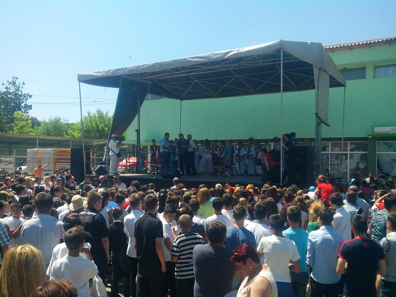 viitorul unei natiuni depinde de nivelul de educatie primarul valentin vrabie a oferit 500 de tablete viitorul unei natiuni depinde de nivelul de educatie primarul valentin vrabie a oferit 500 de tablete