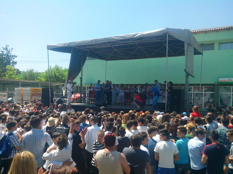 viitorul unei natiuni depinde de nivelul de educatie primarul valentin vrabie a oferit 500 de tablete viitorul unei natiuni depinde de nivelul de educatie primarul valentin vrabie a oferit 500 de tablete