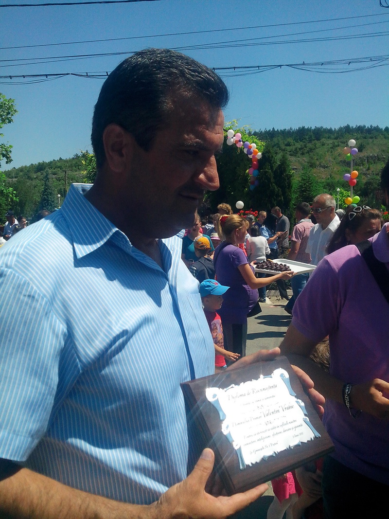 viitorul unei natiuni depinde de nivelul de educatie primarul valentin vrabie a oferit 500 de tablete viitorul unei natiuni depinde de nivelul de educatie primarul valentin vrabie a oferit 500 de tablete