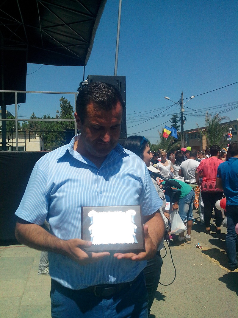 viitorul unei natiuni depinde de nivelul de educatie primarul valentin vrabie a oferit 500 de tablete viitorul unei natiuni depinde de nivelul de educatie primarul valentin vrabie a oferit 500 de tablete