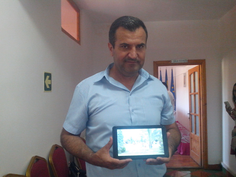 viitorul unei natiuni depinde de nivelul de educatie primarul valentin vrabie a oferit 500 de tablete viitorul unei natiuni depinde de nivelul de educatie primarul valentin vrabie a oferit 500 de tablete