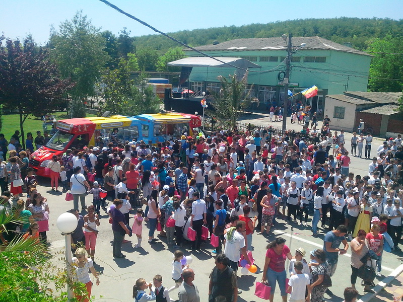 viitorul unei natiuni depinde de nivelul de educatie primarul valentin vrabie a oferit 500 de tablete viitorul unei natiuni depinde de nivelul de educatie primarul valentin vrabie a oferit 500 de tablete