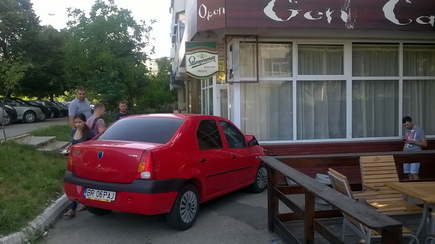 a intrat cu masina intr o cofetarie galerie foto 551364 a intrat cu masina intr o cofetarie galerie foto 551364
