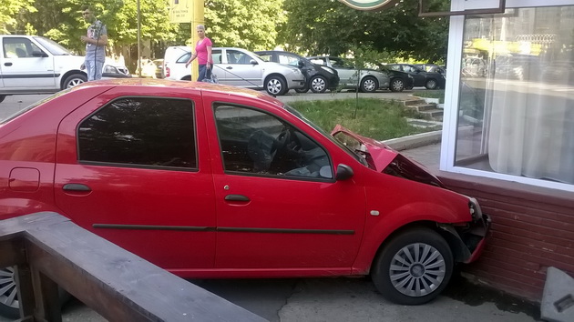 a intrat cu masina intr o cofetarie galerie foto 551364 a intrat cu masina intr o cofetarie galerie foto 551364