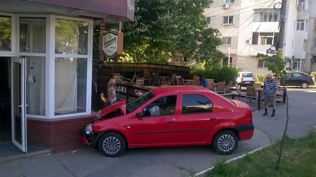a intrat cu masina intr o cofetarie galerie foto 551364 a intrat cu masina intr o cofetarie galerie foto 551364