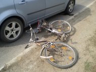 Accident pe aleea Topolog din Constanţa Un biciclist neatent s-a oprit într-o ... maşină!