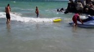 Valuri puternice Turiști în Jupiter, salvați de salvamari (video)
