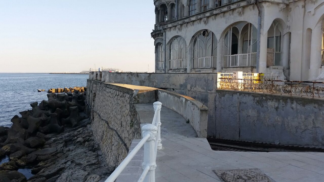 fotoreportaj se lucreaza la fatada falezei de la cazino 555660 fotoreportaj se lucreaza la fatada falezei de la cazino 555660