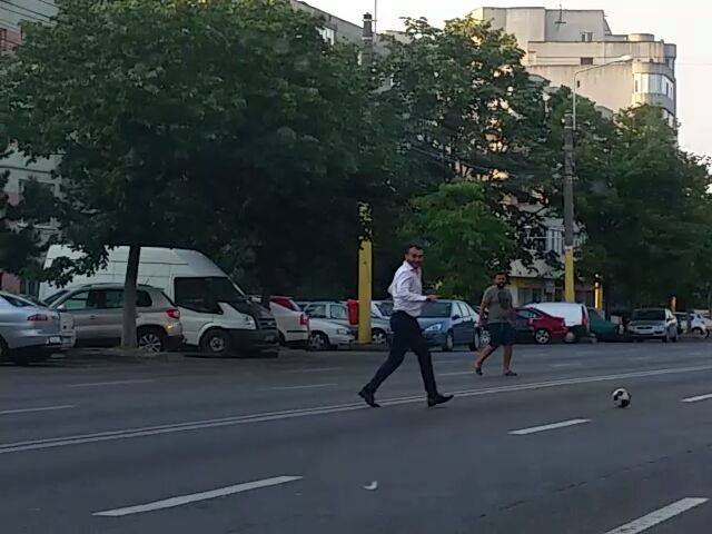 tenis de picior in mijlocul strazii galerie foto 557290 tenis de picior in mijlocul strazii galerie foto 557290