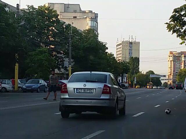 tenis de picior in mijlocul strazii galerie foto 557290 tenis de picior in mijlocul strazii galerie foto 557290