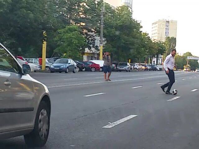 tenis de picior in mijlocul strazii galerie foto 557290 tenis de picior in mijlocul strazii galerie foto 557290