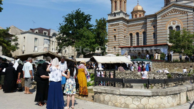 la catedrala sfintii petru si pavel din constanta s au scos pentru inchinaciune moastele sfantului pantelimon la catedrala sfintii petru si pavel din constanta s au scos pentru inchinaciune moastele sfantului pantelimon