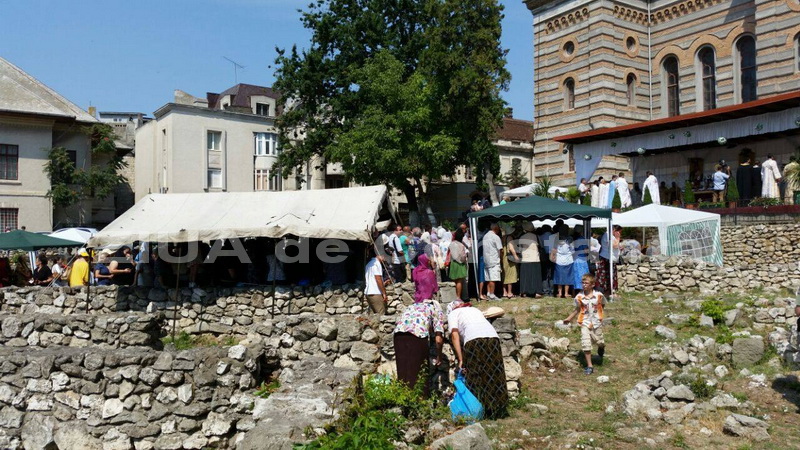 la catedrala sfintii petru si pavel din constanta s au scos pentru inchinaciune moastele sfantului pantelimon la catedrala sfintii petru si pavel din constanta s au scos pentru inchinaciune moastele sfantului pantelimon