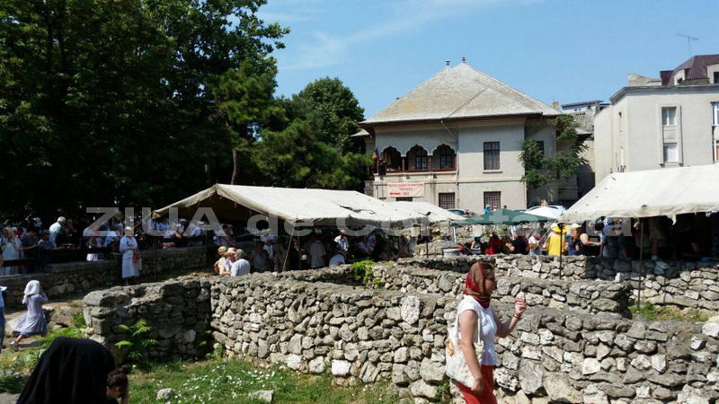 la catedrala sfintii petru si pavel din constanta s au scos pentru inchinaciune moastele sfantului pantelimon la catedrala sfintii petru si pavel din constanta s au scos pentru inchinaciune moastele sfantului pantelimon