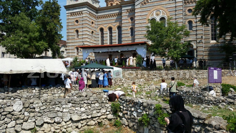 la catedrala sfintii petru si pavel din constanta s au scos pentru inchinaciune moastele sfantului pantelimon la catedrala sfintii petru si pavel din constanta s au scos pentru inchinaciune moastele sfantului pantelimon