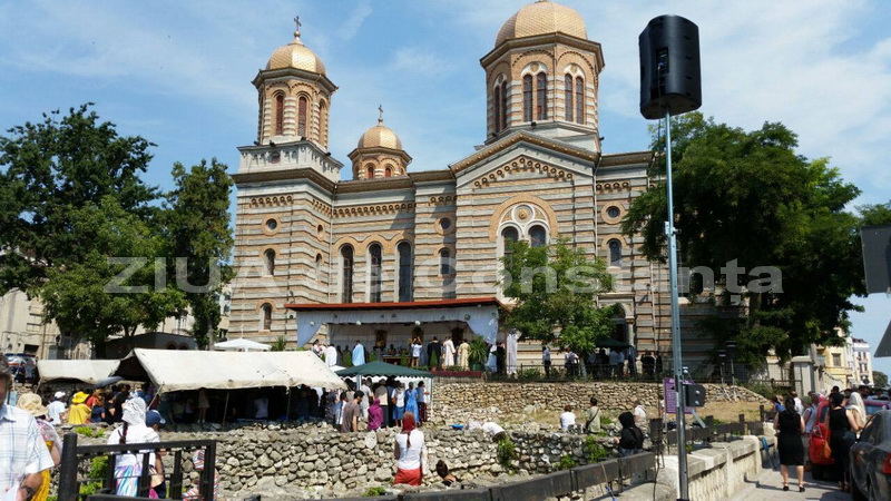 la catedrala sfintii petru si pavel din constanta s au scos pentru inchinaciune moastele sfantului pantelimon la catedrala sfintii petru si pavel din constanta s au scos pentru inchinaciune moastele sfantului pantelimon