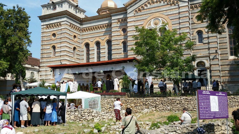 la catedrala sfintii petru si pavel din constanta s au scos pentru inchinaciune moastele sfantului pantelimon la catedrala sfintii petru si pavel din constanta s au scos pentru inchinaciune moastele sfantului pantelimon