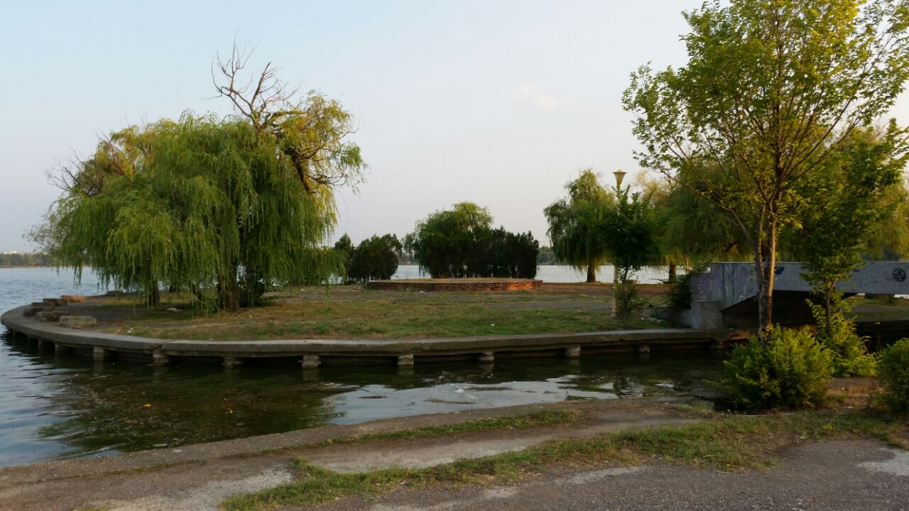 o oaza de liniste inconjurata de gunoaie pe lacul tabacarie 558368 o oaza de liniste inconjurata de gunoaie pe lacul tabacarie 558368
