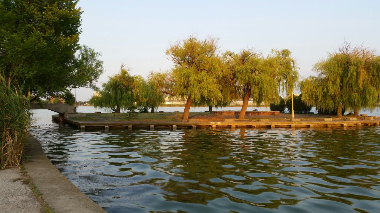 o oaza de liniste inconjurata de gunoaie pe lacul tabacarie 558368 o oaza de liniste inconjurata de gunoaie pe lacul tabacarie 558368