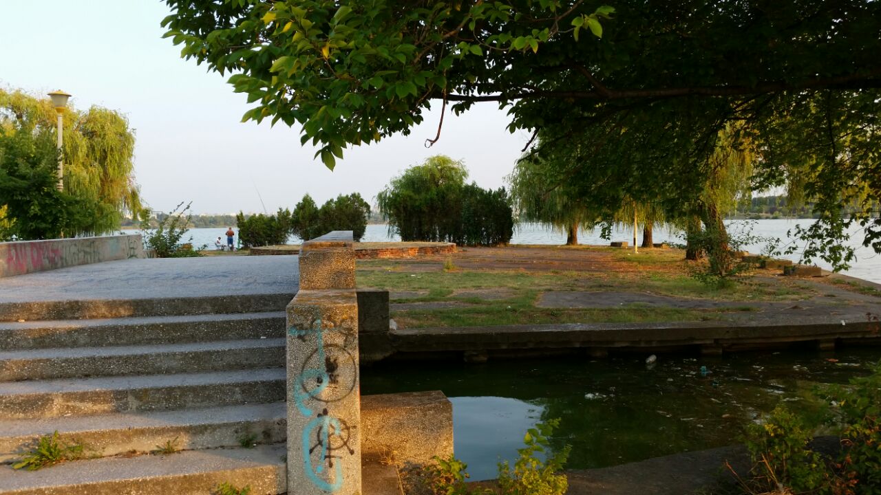 o oaza de liniste inconjurata de gunoaie pe lacul tabacarie 558368 o oaza de liniste inconjurata de gunoaie pe lacul tabacarie 558368
