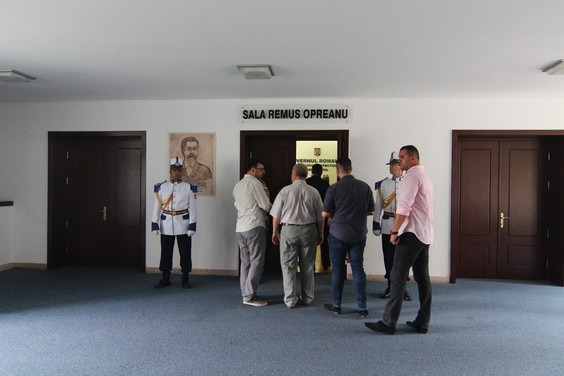 trupul neinsufletit al consilierului judetean stelian nicolae fronescu este dus spre cimitir 558615 trupul neinsufletit al consilierului judetean stelian nicolae fronescu este dus spre cimitir 558615