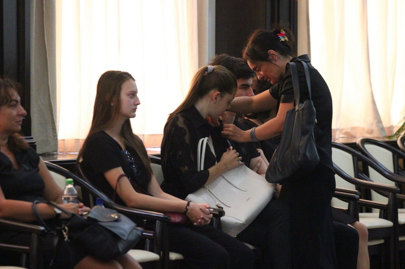 trupul neinsufletit al consilierului judetean stelian nicolae fronescu este dus spre cimitir 558615 trupul neinsufletit al consilierului judetean stelian nicolae fronescu este dus spre cimitir 558615